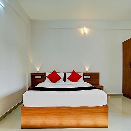Vaccinated Staff- Capital O 74715 Phoenix Holidays Hotel Kochi Buitenkant foto