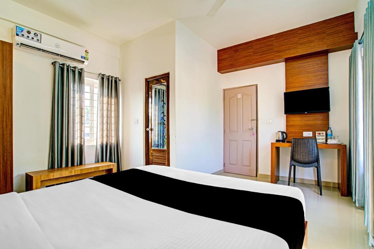 Vaccinated Staff- Capital O 74715 Phoenix Holidays Hotel Kochi Buitenkant foto