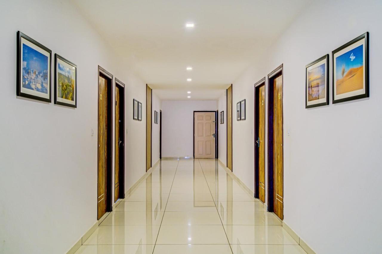 Vaccinated Staff- Capital O 74715 Phoenix Holidays Hotel Kochi Buitenkant foto