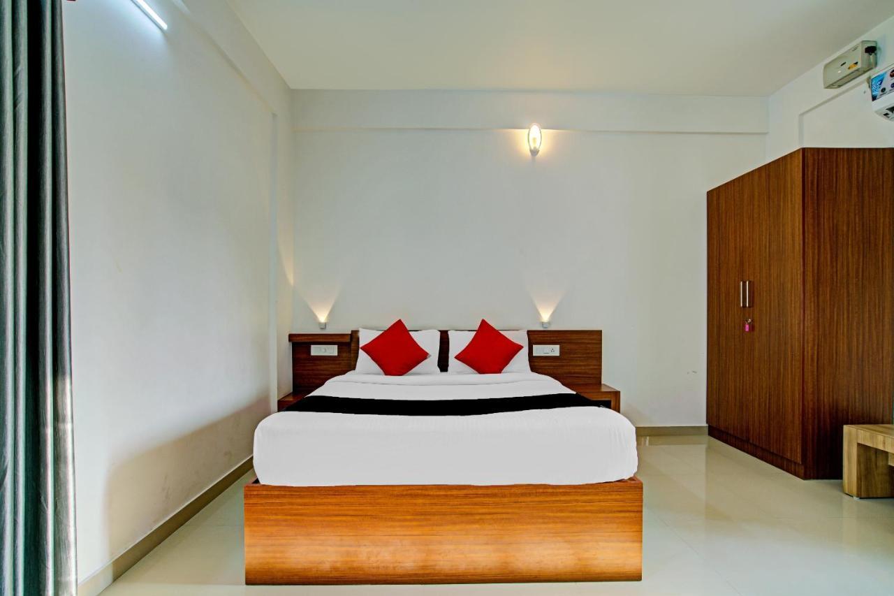 Vaccinated Staff- Capital O 74715 Phoenix Holidays Hotel Kochi Buitenkant foto