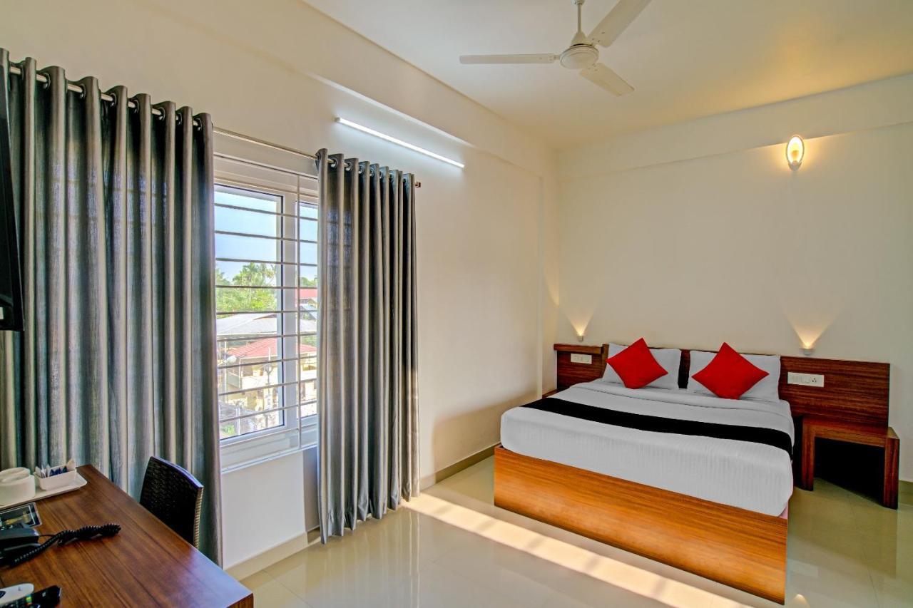 Vaccinated Staff- Capital O 74715 Phoenix Holidays Hotel Kochi Buitenkant foto