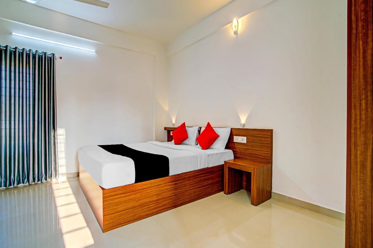 Vaccinated Staff- Capital O 74715 Phoenix Holidays Hotel Kochi Buitenkant foto
