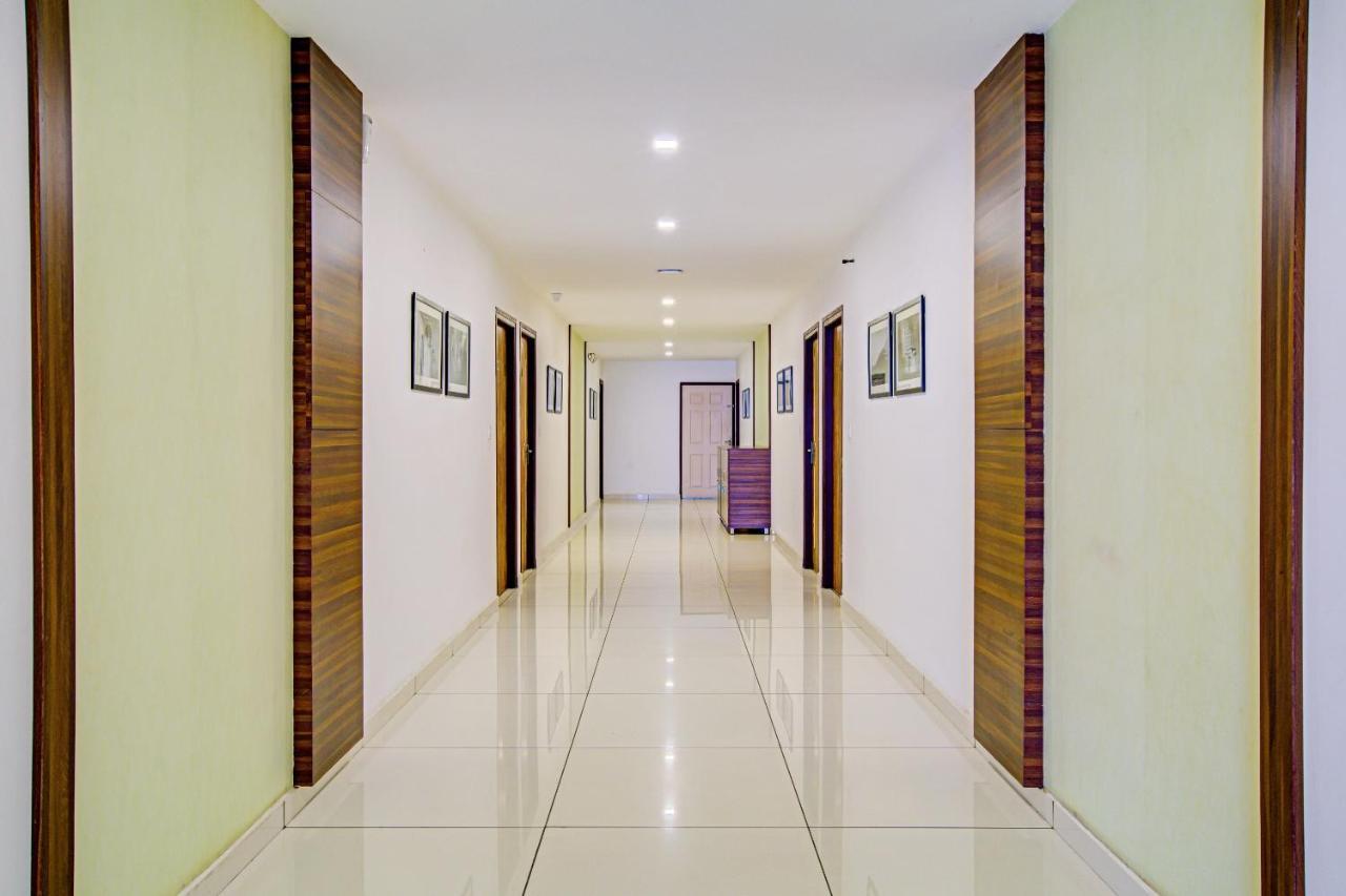 Vaccinated Staff- Capital O 74715 Phoenix Holidays Hotel Kochi Buitenkant foto