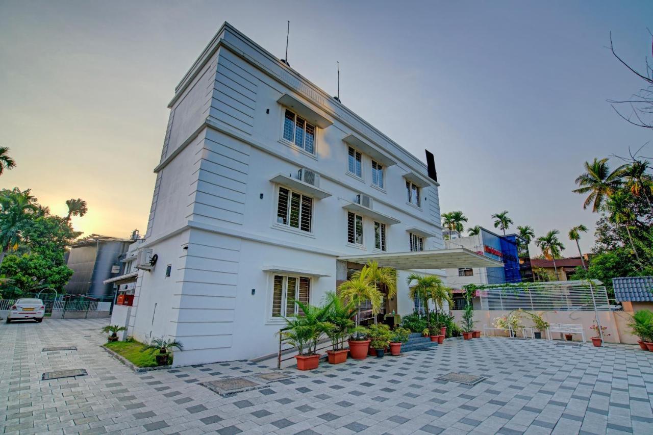 Vaccinated Staff- Capital O 74715 Phoenix Holidays Hotel Kochi Buitenkant foto