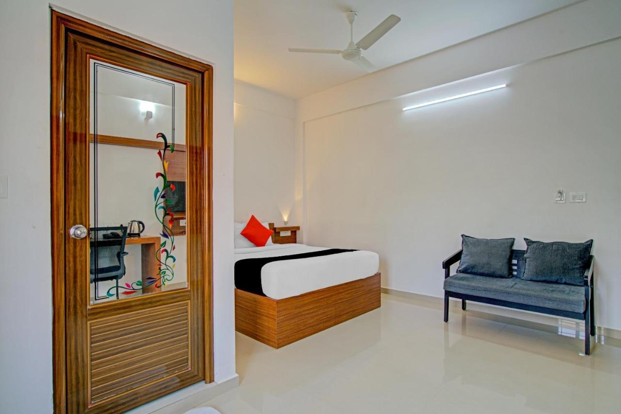 Vaccinated Staff- Capital O 74715 Phoenix Holidays Hotel Kochi Buitenkant foto