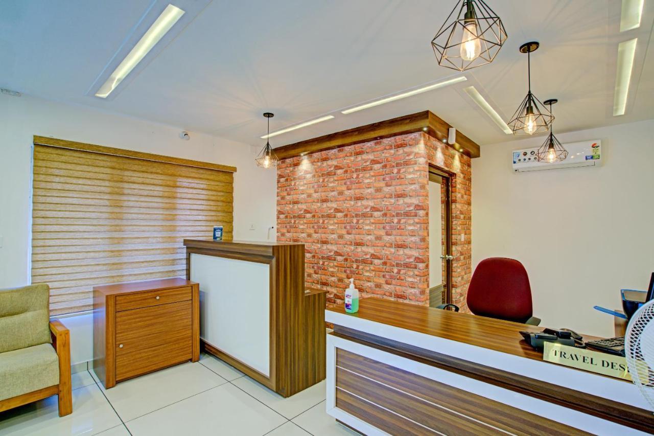 Vaccinated Staff- Capital O 74715 Phoenix Holidays Hotel Kochi Buitenkant foto