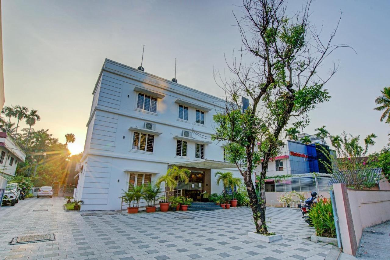 Vaccinated Staff- Capital O 74715 Phoenix Holidays Hotel Kochi Buitenkant foto