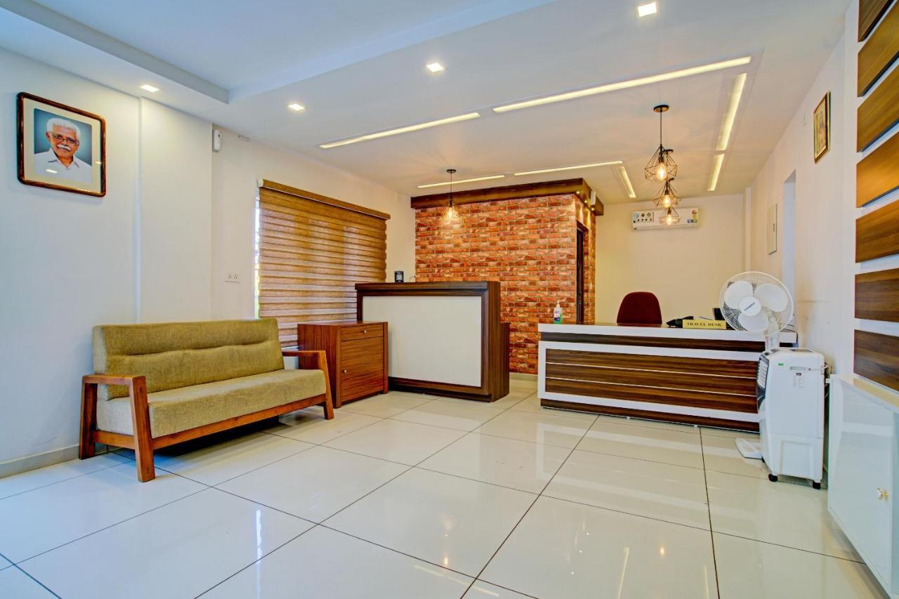 Vaccinated Staff- Capital O 74715 Phoenix Holidays Hotel Kochi Buitenkant foto