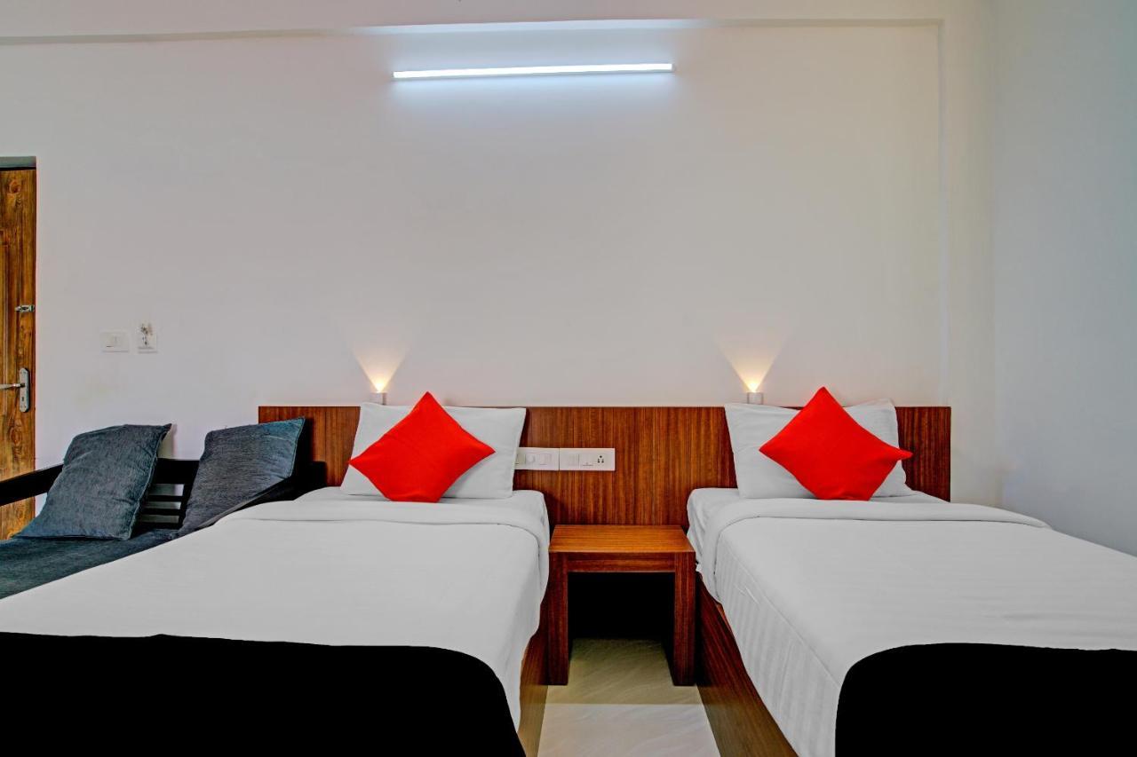 Vaccinated Staff- Capital O 74715 Phoenix Holidays Hotel Kochi Buitenkant foto