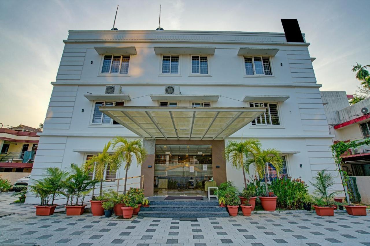 Vaccinated Staff- Capital O 74715 Phoenix Holidays Hotel Kochi Buitenkant foto