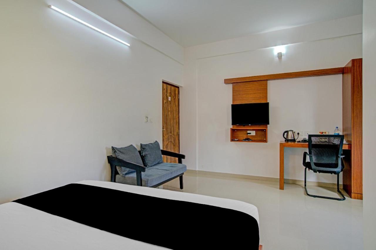 Vaccinated Staff- Capital O 74715 Phoenix Holidays Hotel Kochi Buitenkant foto