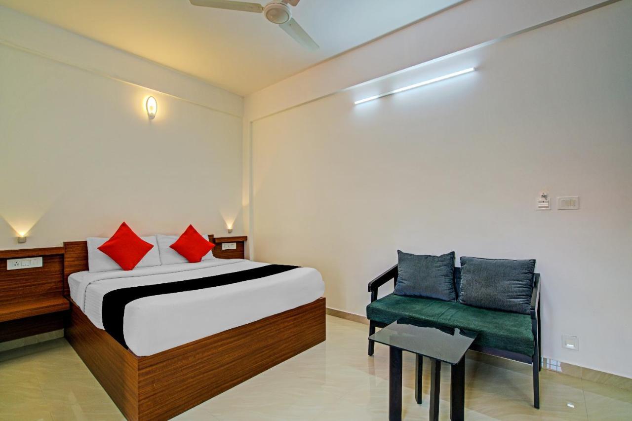 Vaccinated Staff- Capital O 74715 Phoenix Holidays Hotel Kochi Buitenkant foto